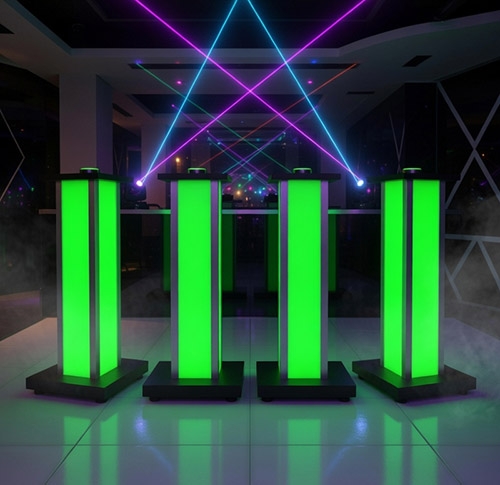 Викторинные стойки в зале для проведения свадьбы